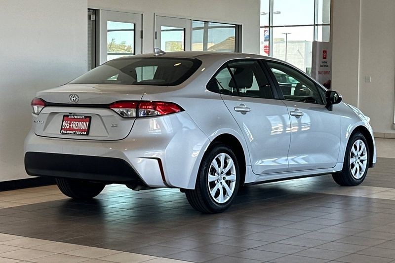 Toyota Corolla Vehicle Full-screen Gallery Image 04