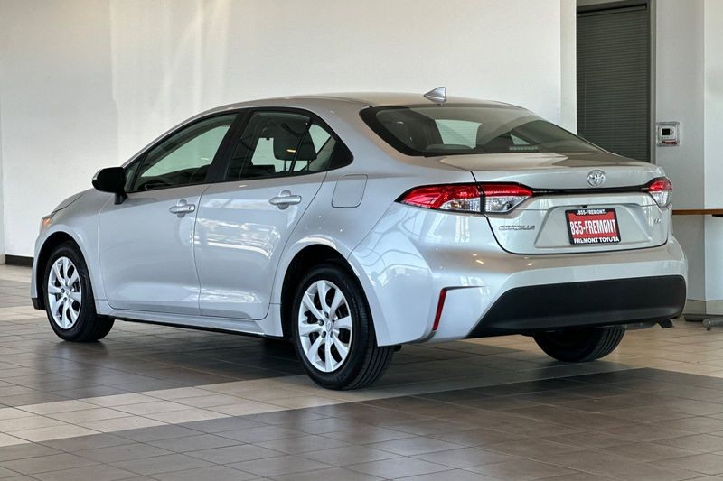 Toyota Corolla Vehicle Full-screen Gallery Image 06
