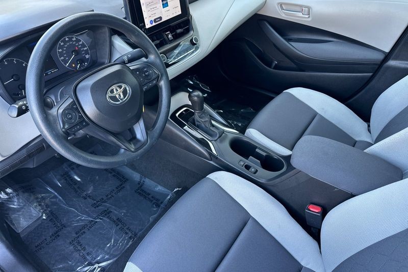 Toyota Corolla Vehicle Full-screen Gallery Image 10