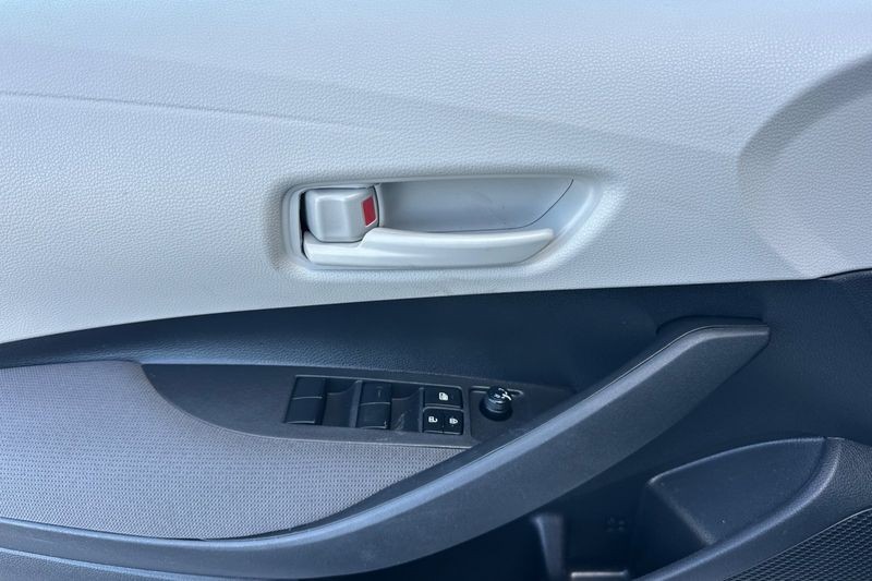 Toyota Corolla Vehicle Full-screen Gallery Image 11