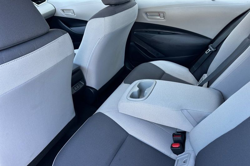 Toyota Corolla Vehicle Full-screen Gallery Image 12