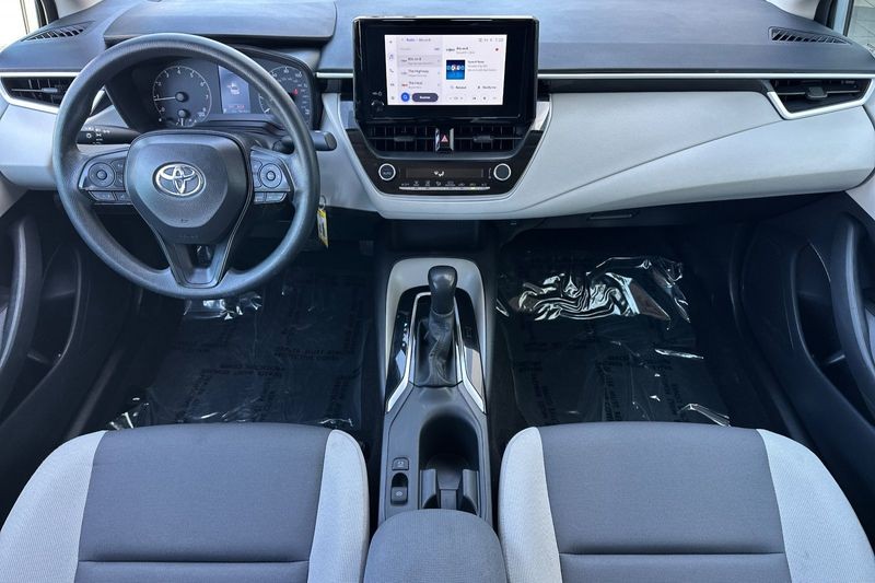 Toyota Corolla Vehicle Full-screen Gallery Image 13