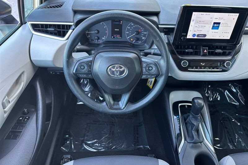 Toyota Corolla Vehicle Full-screen Gallery Image 14