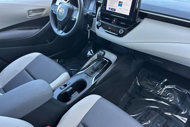 Toyota Corolla Vehicle Full-screen Gallery Image 15