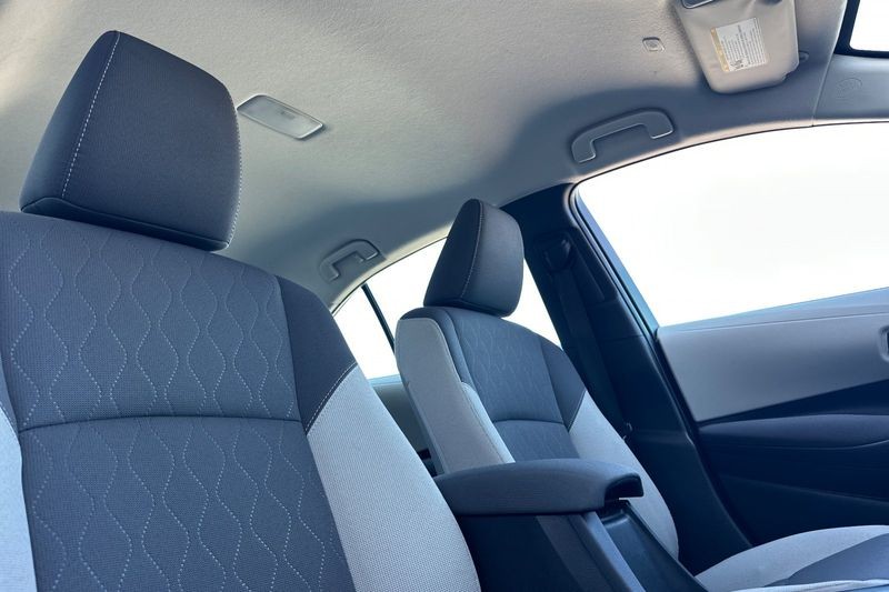 Toyota Corolla Vehicle Full-screen Gallery Image 16
