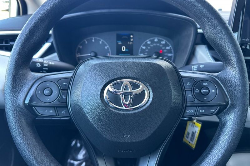 Toyota Corolla Vehicle Full-screen Gallery Image 22