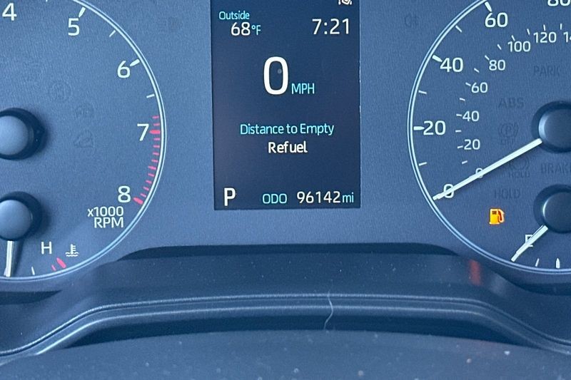 Toyota Corolla Vehicle Full-screen Gallery Image 24