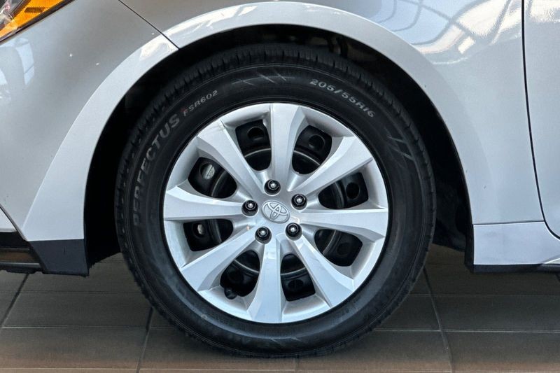 Toyota Corolla Vehicle Full-screen Gallery Image 25