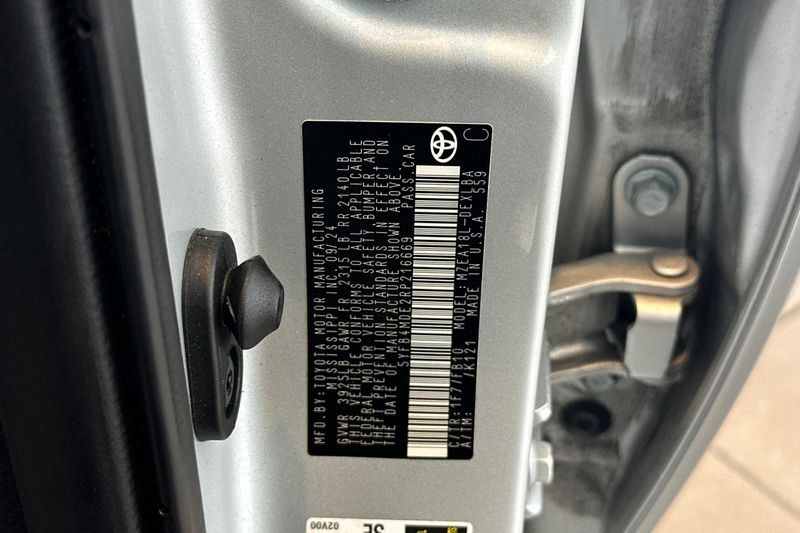 Toyota Corolla Vehicle Full-screen Gallery Image 28