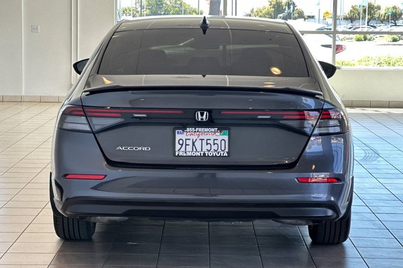 Honda Accord Sedan Vehicle Full-screen Gallery Image 05