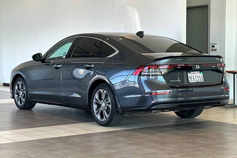 Honda Accord Sedan Vehicle Full-screen Gallery Image 06