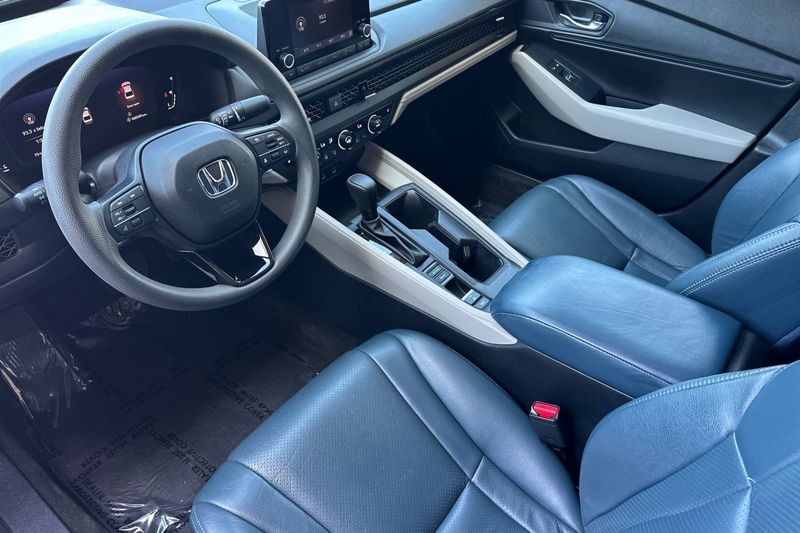 Honda Accord Sedan Vehicle Full-screen Gallery Image 10