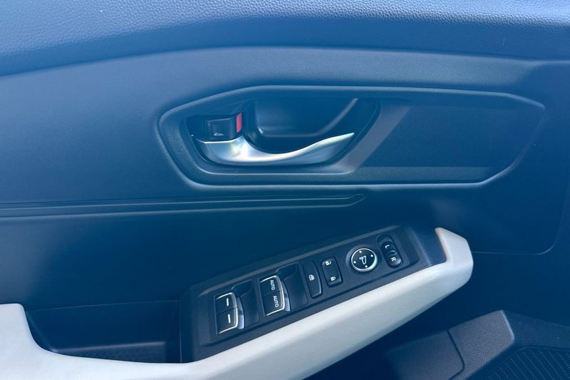 Honda Accord Sedan Vehicle Full-screen Gallery Image 11