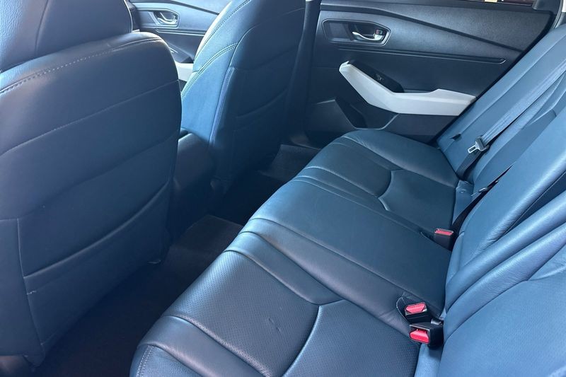 Honda Accord Sedan Vehicle Full-screen Gallery Image 12