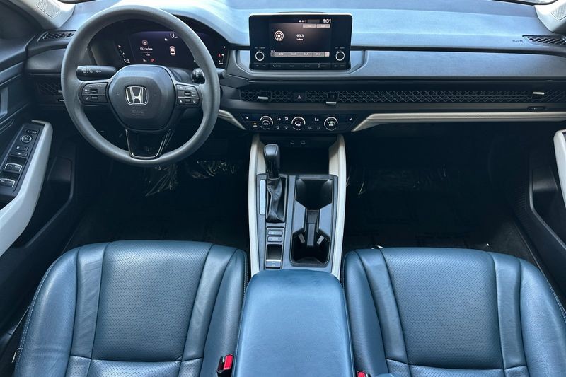 Honda Accord Sedan Vehicle Full-screen Gallery Image 13