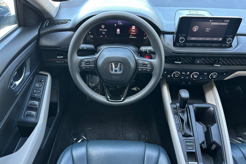 Honda Accord Sedan Vehicle Full-screen Gallery Image 14