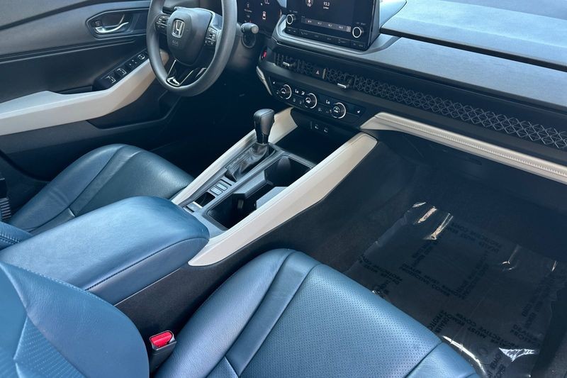 Honda Accord Sedan Vehicle Full-screen Gallery Image 15