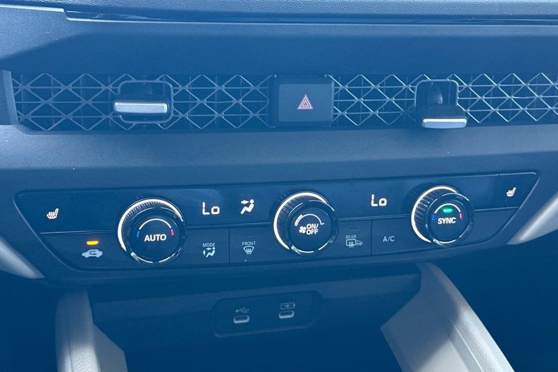 Honda Accord Sedan Vehicle Full-screen Gallery Image 19