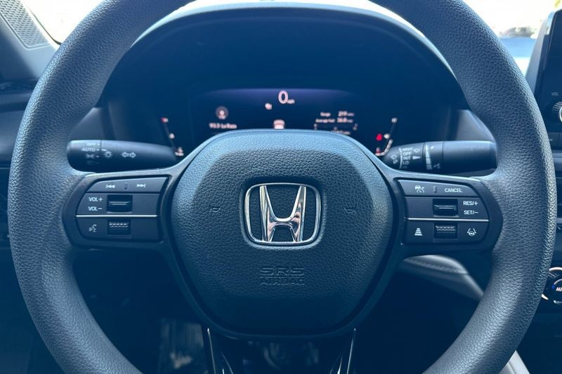 Honda Accord Sedan Vehicle Full-screen Gallery Image 22