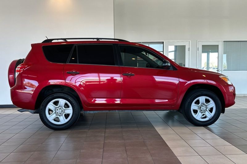 Toyota RAV4 Vehicle Full-screen Gallery Image 03