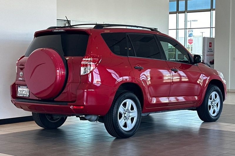 Toyota RAV4 Vehicle Full-screen Gallery Image 04