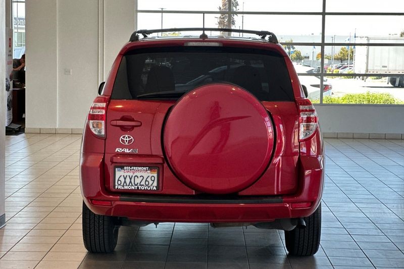 Toyota RAV4 Vehicle Full-screen Gallery Image 05