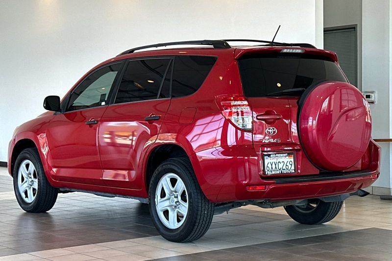 Toyota RAV4 Vehicle Full-screen Gallery Image 06