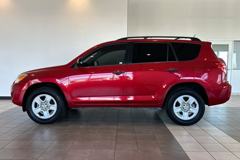 Toyota RAV4 Vehicle Full-screen Gallery Image 07