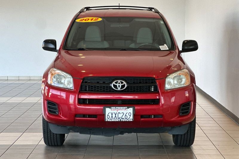 Toyota RAV4 Vehicle Full-screen Gallery Image 09