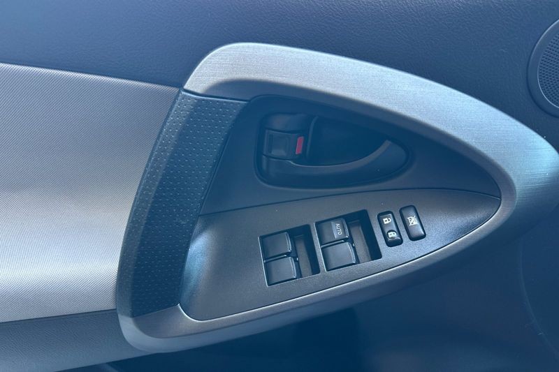 Toyota RAV4 Vehicle Full-screen Gallery Image 11