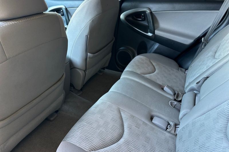 Toyota RAV4 Vehicle Full-screen Gallery Image 12