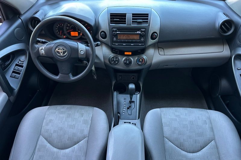 Toyota RAV4 Vehicle Full-screen Gallery Image 13