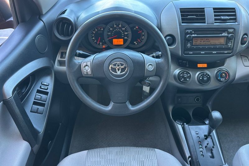 Toyota RAV4 Vehicle Full-screen Gallery Image 14
