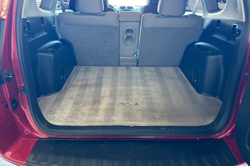 Toyota RAV4 Vehicle Full-screen Gallery Image 15