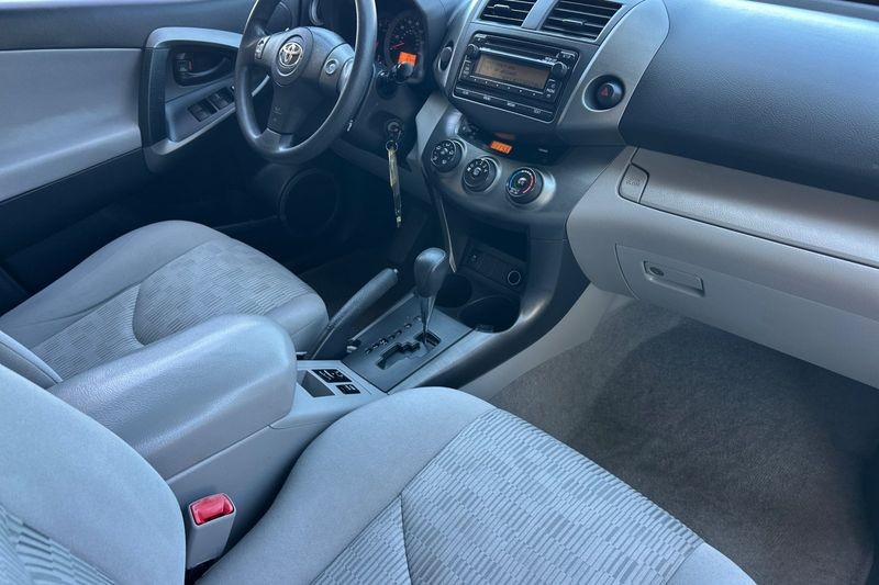 Toyota RAV4 Vehicle Full-screen Gallery Image 16