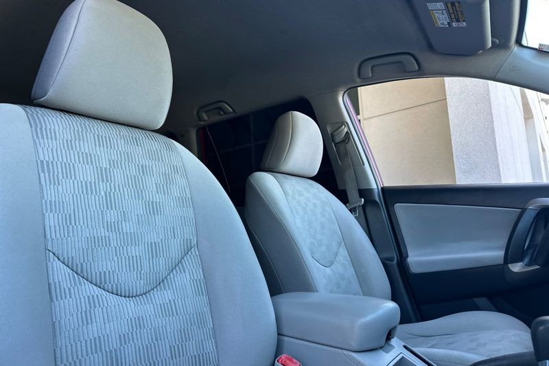 Toyota RAV4 Vehicle Full-screen Gallery Image 17