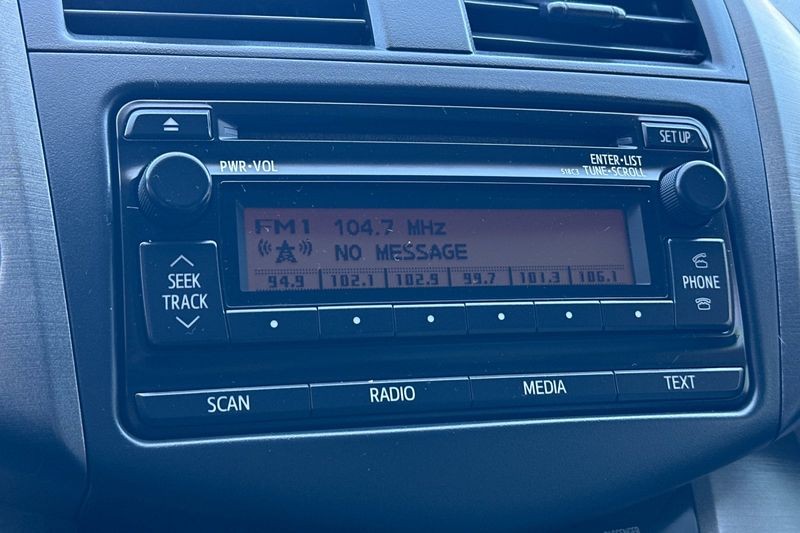 Toyota RAV4 Vehicle Full-screen Gallery Image 18