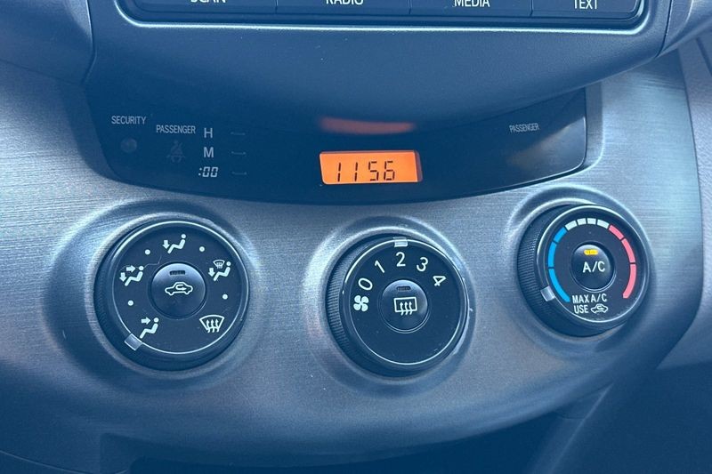 Toyota RAV4 Vehicle Full-screen Gallery Image 19