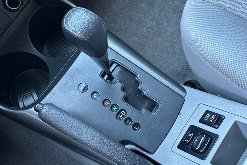 Toyota RAV4 Vehicle Full-screen Gallery Image 20