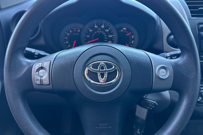 Toyota RAV4 Vehicle Full-screen Gallery Image 21