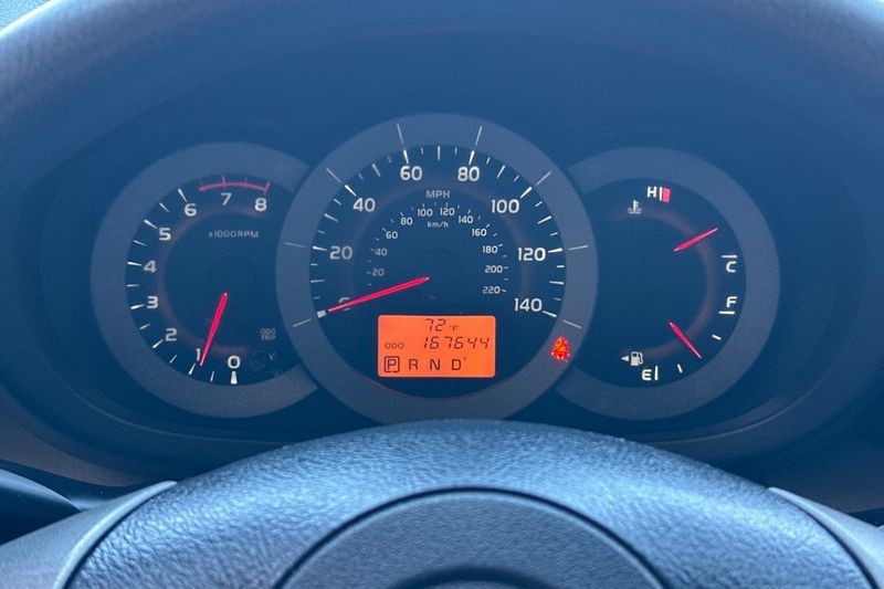 Toyota RAV4 Vehicle Full-screen Gallery Image 22