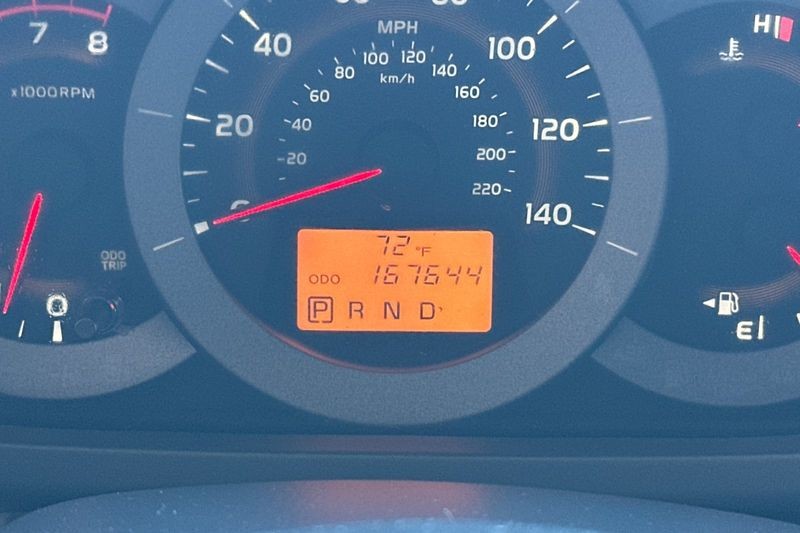 Toyota RAV4 Vehicle Full-screen Gallery Image 23