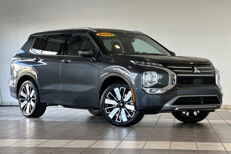Mitsubishi Outlander Vehicle Full-screen Gallery Image 02