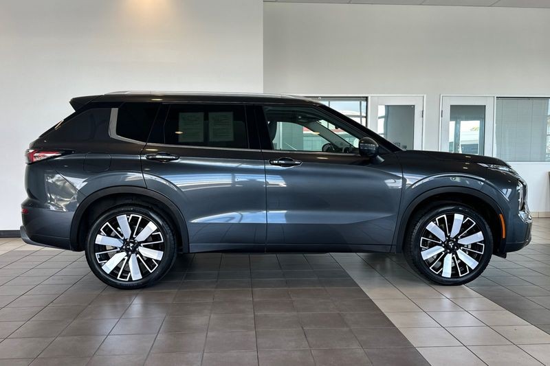 Mitsubishi Outlander Vehicle Full-screen Gallery Image 03