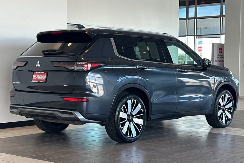 Mitsubishi Outlander Vehicle Full-screen Gallery Image 04
