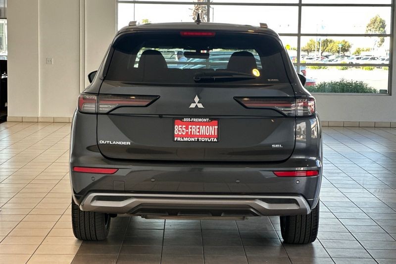 Mitsubishi Outlander Vehicle Full-screen Gallery Image 05