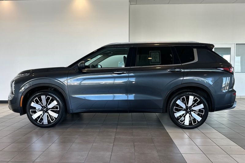 Mitsubishi Outlander Vehicle Full-screen Gallery Image 07