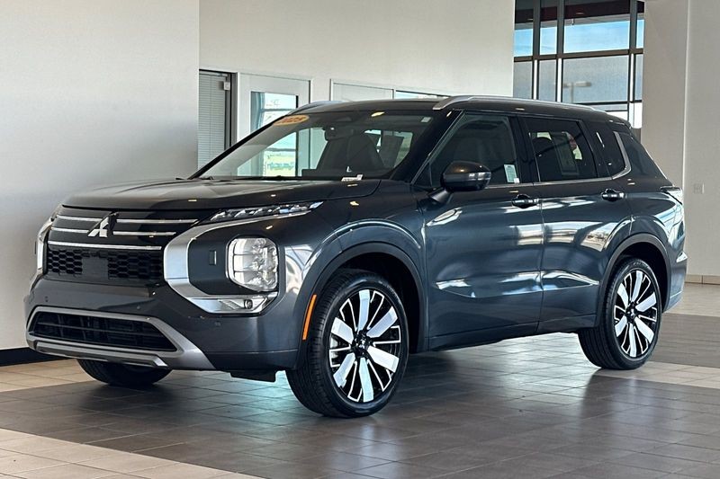 Mitsubishi Outlander Vehicle Full-screen Gallery Image 08