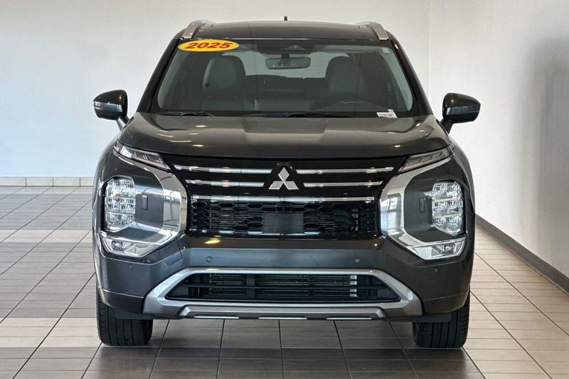 Mitsubishi Outlander Vehicle Full-screen Gallery Image 09