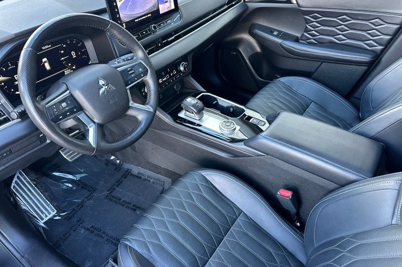 Mitsubishi Outlander Vehicle Full-screen Gallery Image 10
